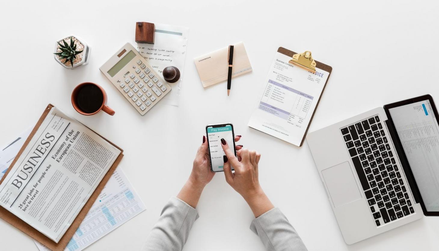 Pemilik bisnis digital sedang mengecek informasi mutasi dengan BRIAPI